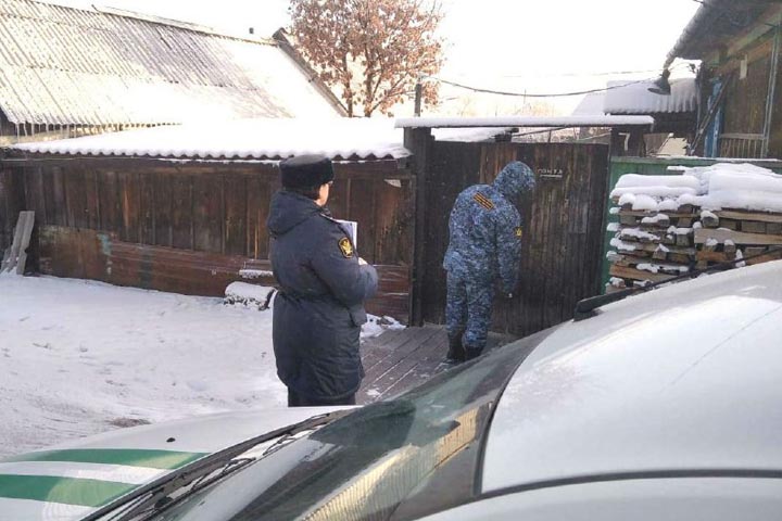 В Черногорске женщина с приставами выселила абьюзера из своего жилья 